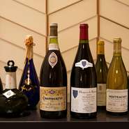 日本酒はさまざまな料理にしっかりと呼応するよう、純米から大吟醸、辛口から燗用など、約40種類を揃えています。フランスを中心としたワインも豊富に揃い、料理とのマリアージュを考慮した約200種をオンリスト。