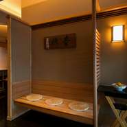 玄関を抜けたウエイティングルームの一角に掲げられるのが、修業先である【吉兆】先代が認めたという看板。他にも、小山氏が集めた器が飾られるなど、こだわりの空間がゲストを出迎えてくれます。