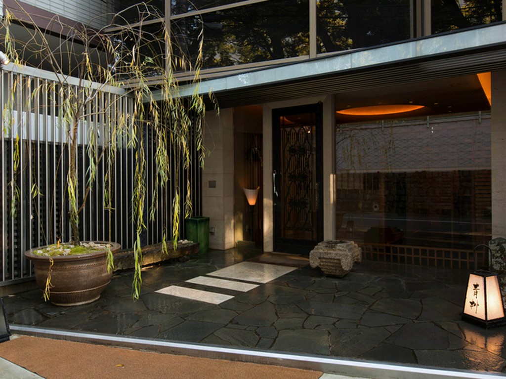 麻布台の路地裏に揺れる、シンボルの柳の木が目印