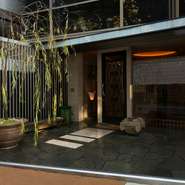 ロシア連邦大使館のほど近く、麻布台の路地裏になびく風流な柳は、この店の看板替わり。この柳の木はかつて銀座に店を構えていた時の挿し木で、店名の由来にもなった【青柳】のシンボルです。