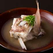 小山氏の出身地である徳島の郷土料理「鯛のあら炊き」をイメージし、試行錯誤の末完成させた逸品。ダシで鯛を炊き、酒や白醤油など僅かな調味料と火入れの具合だけで、素材の持ち味を最大限に引き出した。