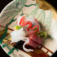 この日、お造りに登場したのは、鳴門鯛とスミイカ、マグロ。とりわけ、鯛のへぎ造りは小山氏の真骨頂のひとつ。包丁使いを微調整することで、状態によって異なる素材の持ち味を引き出していく。