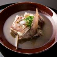 徳島の郷土料理である「鯛のあら炊き」を真の日本料理へと進化させるべく、試行錯誤の末に辿り着いたのが『鯛の淡々』。僅かな白醤油と酒を加えるだけのシンプルな一品に、鯛そのものが持ちうる魅力を凝縮しました。