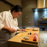 料理は月替わりではなく、“その時替わり”を心がけます。おまかせコースですので、ゲストひとりひとりに合った料理を出すのは料理人の当然の仕事です。ゲストの味の好みもしっかりと帳簿に記録しております。