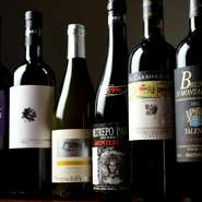 ワインはイタリアを中心に、国産、フランス、スペイン、南アフリカ、チリなど、世界中のワインを扱っています。最近ではビオワイン（オーガニック）にこだわり、今ではお店のワインの半分以上はビオです。
