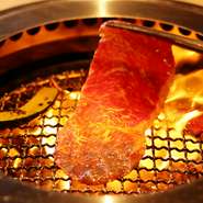 【尾崎牛焼肉　銀座ひむか】は、木のぬくもりを感じれる温かな雰囲気を持った空間です。歓送迎会のご利用には、個室のご用意もございます。お食事は、尾崎牛を心ゆくまで堪能できる各種コースもご用意しております。