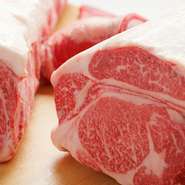 長期飼育により生きたまま成熟させた「尾崎牛」は、脂がくどくなく上質な旨みを満喫できます。美しい霜の降りた赤身肉から感じられる、生産者の温かな想い。一度食べたら忘れられない、繊細な味わいです。