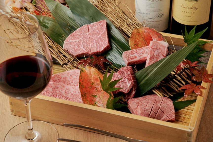 接待や会食などに最適。彩も良く華やかなのコース料理