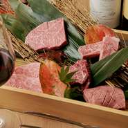 ビジネスシーンにも最適な落ち着いた静かな空間。大切な商談相手を招きたい接待の場や会食にもぴったりです。コースは8000円からの用意。予算に応じた相談にも対応してくれるのも嬉しいポイントです。