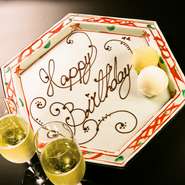 事前に予約をしてお願いすれば、誕生日や記念日にはデザートプレートを用意してもらえます。可愛らしくデザインされたプレートからは、お祝いの気持ちがたっぷり。いただいた人からは、思わず笑顔がこぼれます。