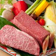 思わず見とれてしまう、美しいサシが入った「尾崎牛」。一緒に食べたい野菜は国産のものにこだわった旬のものを厳選。季節で移り変わる味わいを、焼いた肉と一緒にいただけるのは嬉しいポイントです。