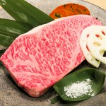 しっかりとサシがはいっているのにも関わらず、次の日に残らない尾崎牛の脂身はサーロインステーキに最適。尾崎牛の味わいをしっかりと楽しみたい方には舌でとろける絶品ステーキがおすすめです。
