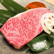 しっかりとサシがはいっているのにも関わらず、次の日に残らない尾崎牛の脂身はサーロインステーキに最適。尾崎牛の味わいをしっかりと楽しみたい方には舌でとろける絶品ステーキがおすすめです。