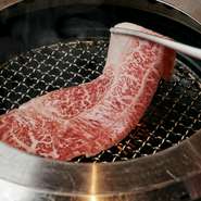 尾崎牛サーロイン肉（一枚）をシェフがお客様の目の前で手切りします。軽く炙って卵をつけてすき焼き風に召し上がれ。