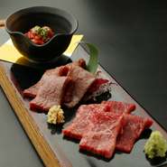 東京都保健所より認可を取得し、新鮮で安全な尾崎牛の生肉を提供しています。おすすめの盛合せは様々な部位を愉しめる逸品。幻の赤身肉と呼ばれる尾崎牛の生肉をご堪能いただけます。