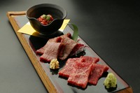 東京都保健所より認可を取得し、新鮮で安全な尾崎牛の生肉を提供しています。おすすめの盛合せは様々な部位を愉しめる逸品。幻の赤身肉と呼ばれる尾崎牛の生肉をご堪能いただけます。