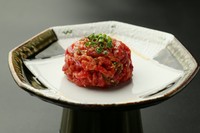 東京都中央区保健所より生食取扱認可を取得。新鮮で安全な尾崎牛の生肉・生食を堪能していただけます！