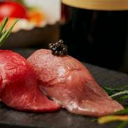 尾崎牛の美味しさを楽しむ上で外せない生のお肉の握り寿司。軽く炙った握りはおろしポン酢、赤身は生の赤身肉のために厳選したお塩を付けてお楽しみ下さい。