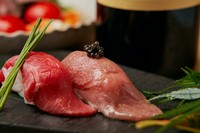 尾崎牛の美味しさを楽しむ上で外せない生のお肉の握り寿司。軽く炙った握りはおろしポン酢、赤身は生の赤身肉のために厳選したお塩を付けてお楽しみ下さい。