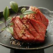 国産黒毛和牛のタン元の希少部位。1頭からとれる量も少なく、肉厚の歯ざわりが最高の一品。