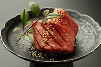 国産黒毛和牛のタン元の希少部位。1頭からとれる量も少なく、肉厚の歯ざわりが最高の一品。
