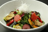 尾崎牛のローストビーフとズワイ蟹・季節野菜が入ったサラダ