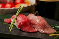 尾崎牛の美味しさを楽しむ上で外せない生のお肉の握り寿司。軽く炙った握りはおろしポン酢、赤身は生の赤身肉のために厳選したお塩を付けてお楽しみ下さい。
