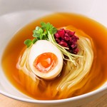 ゆで卵や柴漬け、カイワレ大根が入ったシンプルな冷麺。盛岡冷麺を使用し、和風だしで仕上げたさっぱりした定番メニュー。