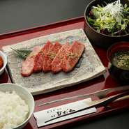 尾崎牛おすすめ部位2種、サラダ、尾崎牛の出汁スープ、キムチ、ごはん