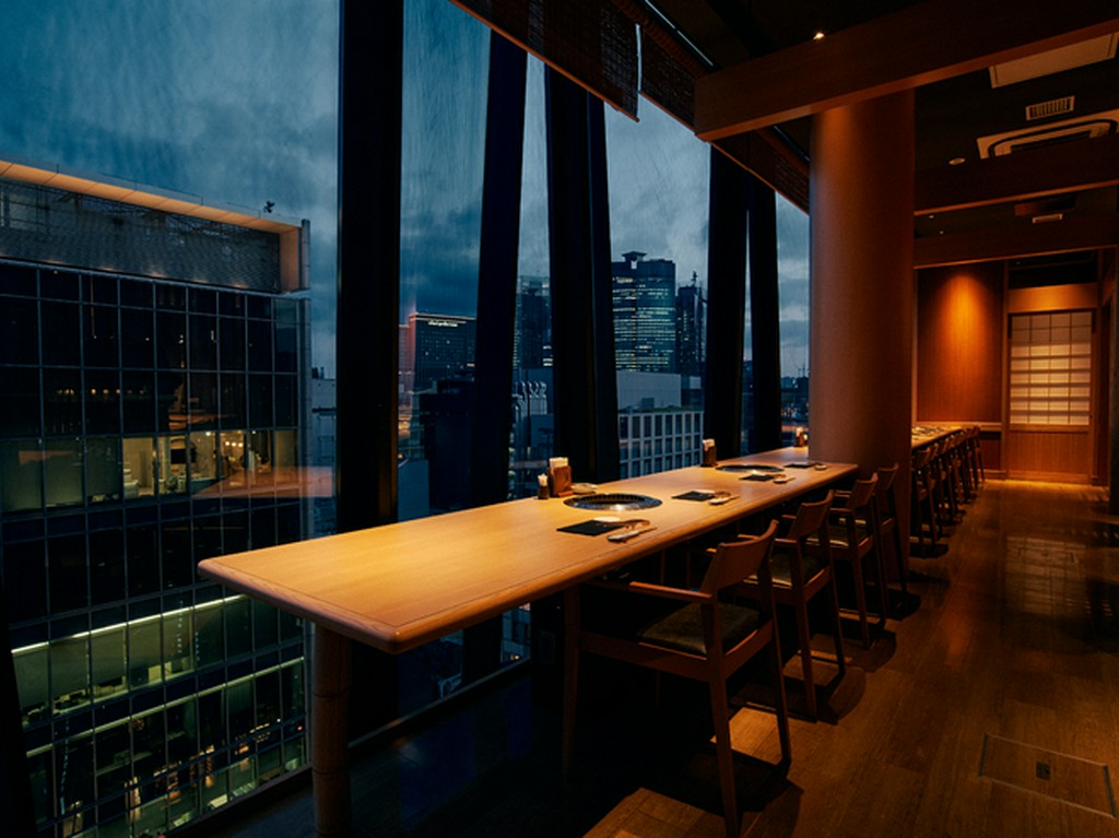 和の伝統を感じる宮造りの内装で至福のひとときを