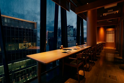 和の伝統を感じる宮造りの内装で至福のひとときを