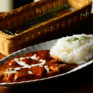 トマトベースのソースにオーブンで焼き上げた鶏肉をダイナミックに入れた看板メニュー。奥深い味わいがやみつきになります。