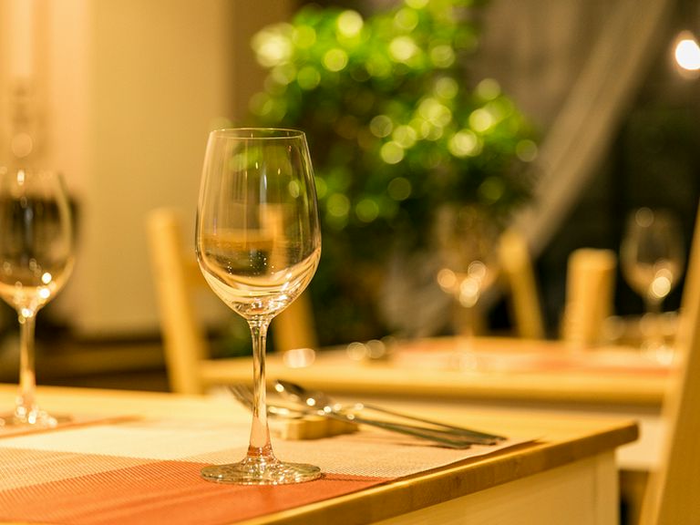 あたたかみのある照明がふたりを包むナチュラルな空間