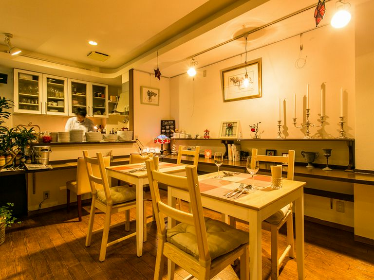 くつろいで食事ができる、カジュアルな雰囲気に整えられた店内