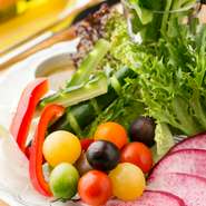花菜や根菜、葉野菜が種類豊富に、彩り良く盛り込まれています。旬の野菜はアンチョビソースを付けてシンプルに味わいましょう。