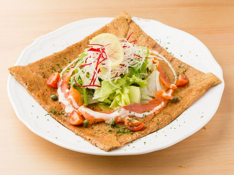そば粉の風味豊かなガレットにサラダをプラスした『スモークサーモンサラダのガレット』