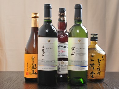 山梨県産をはじめ、ワインが常時10種類と豊富なラインナップ