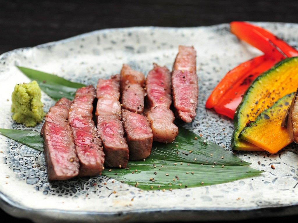 国産にこだわり、全国各地から選りすぐりの食材を厳選仕入れ