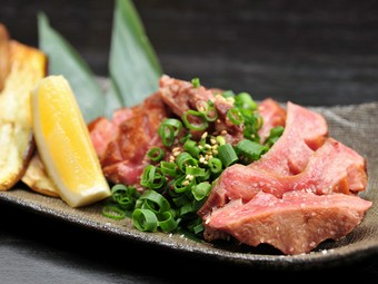 柔らかくてジューシーな『厚切り牛タン焼き』