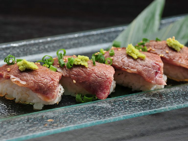 さっと炙った香ばしさにそそられる『和牛の炙り握り』