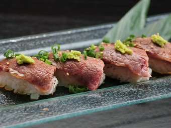 さっと炙った香ばしさにそそられる『和牛の炙り握り』