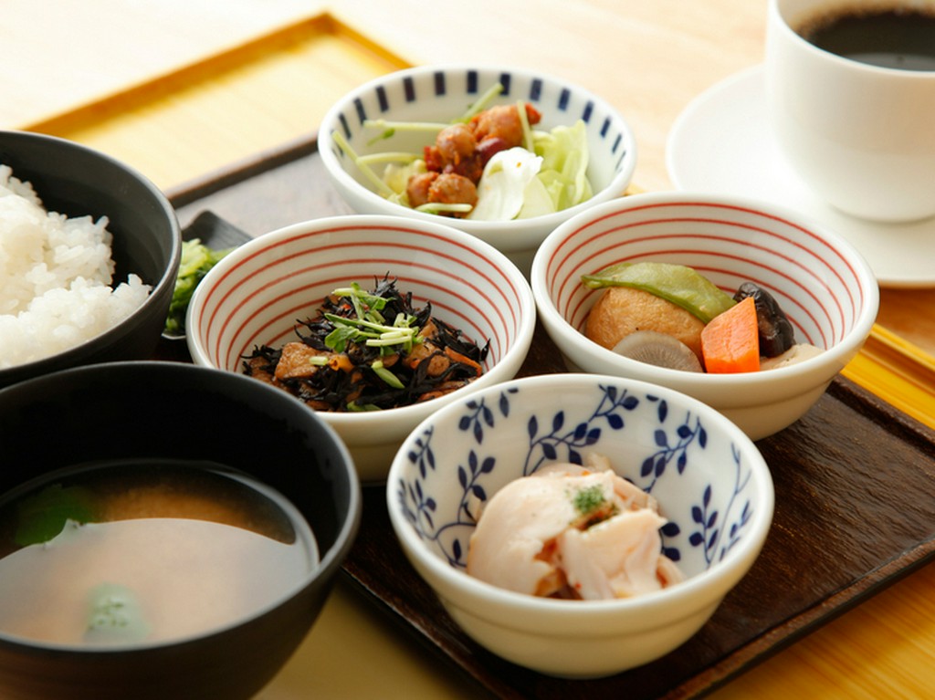 野菜たっぷりの小鉢で朝ご飯『朝食セット』