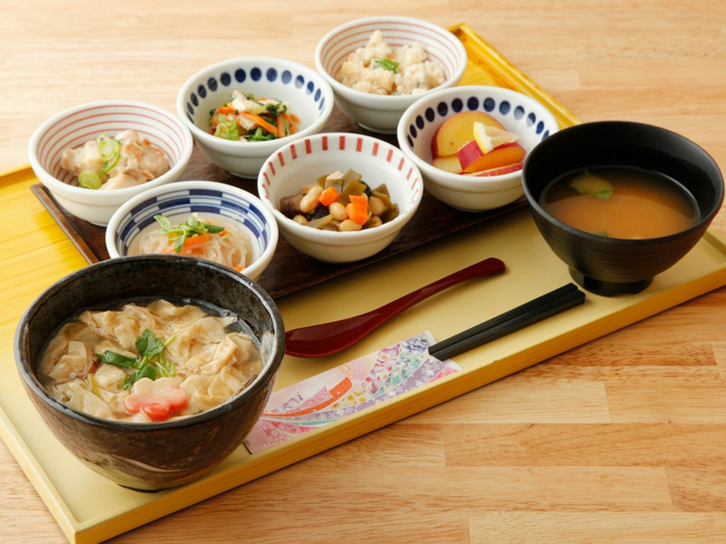 好きなおばんざいと共に楽しめる『湯葉丼セット』