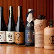 お酒は『百年の孤独』『中々』『㐂六』などの焼酎を中心に取り揃えられています。製造元の黒木酒造とは古くからのお付き合いなのだそう。グラスでもボトルでも楽しむことができます。