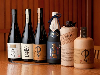 『百年の孤独』など黒木酒造の焼酎が揃う