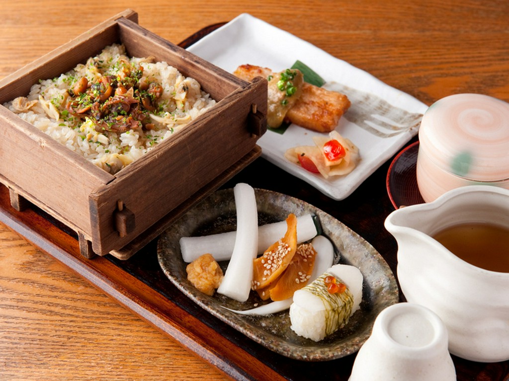 あさりの出汁で炊いた『亀戸大根あさりセイロめし』