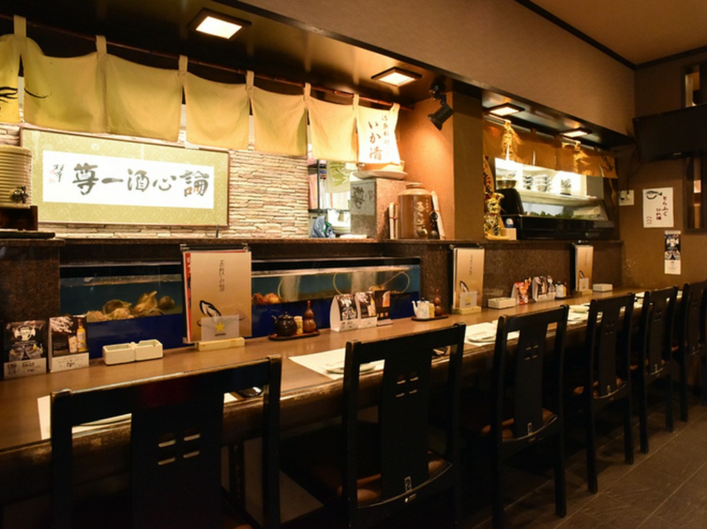自慢の活イカもすぐさま供されるカウンター席
