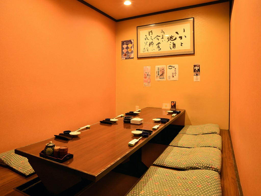 掘りごたつ式からテーブルまで、大人数にも対応する個室
