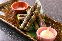 農業が盛んな北斗市産の紫アスパラです。ボイルや天ぷら、バター炒めなどどの調理法が選べますが、おすすめはシンプルな焼き。岩塩につけていただけば、アスパラの甘さが引き出されます。