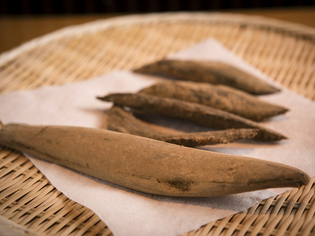 本枯れ節と宗田節、鯖枯れ節で出汁を取る蕎麦汁